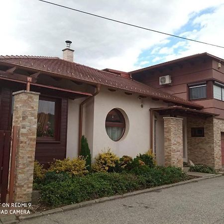 Besenyei Apartman Sárvár 外观 照片